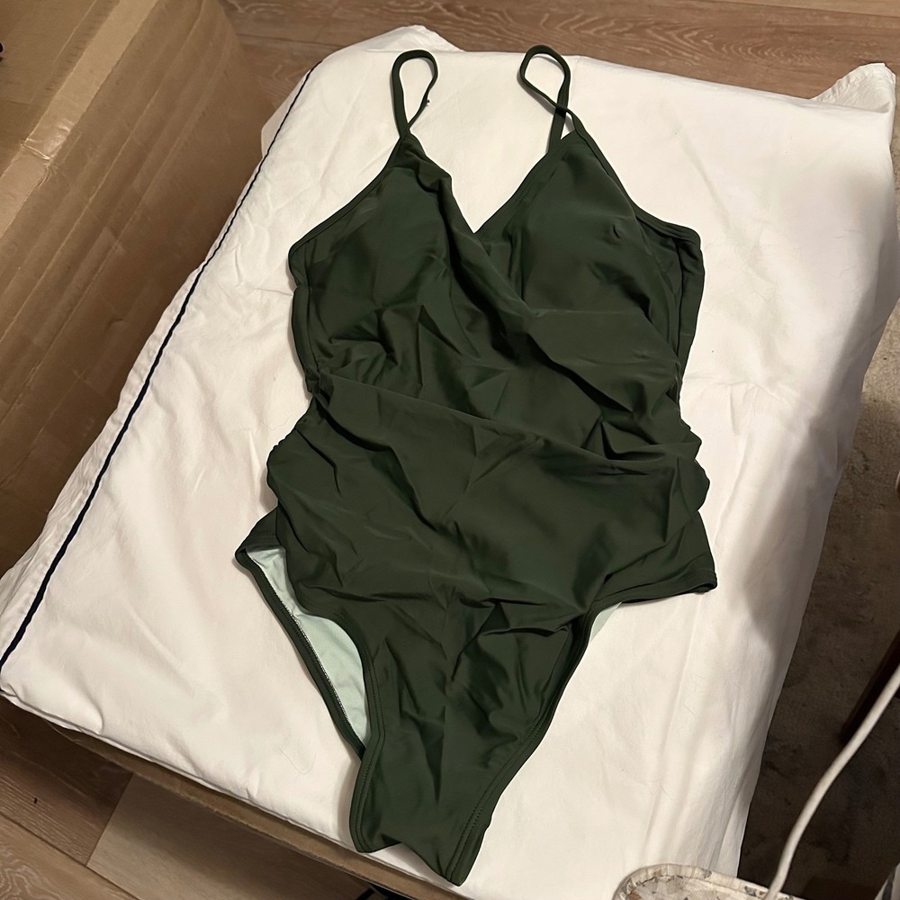 Cupshe Dark Green Ruched V Neck One Piece Swimsuit Ring Detail Back Size Medium
